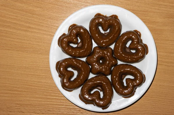 Csokoládé Borított Szív Alakú Cookie Egy Tányéron Asztal Tetején Nézet — Stock Fotó