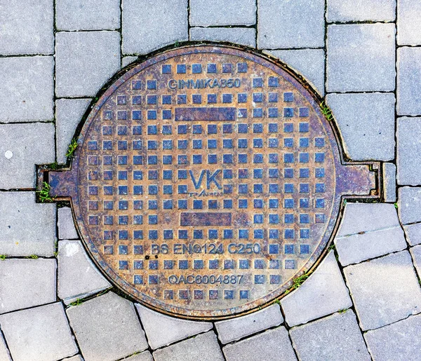 Stadens Avloppsbrunnslock Trottoaren Mellan Blocken Staden Panevezys Litauen Den November — Stockfoto