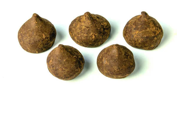 Een Stelletje Chocolade Truffels Met Cacao Geïsoleerd Een Witte Achtergrond — Stockfoto
