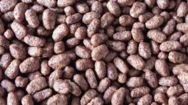 Çikolatalı pirinç dokusu arka plan makro, kamera soldan sağa hareket ediyor.