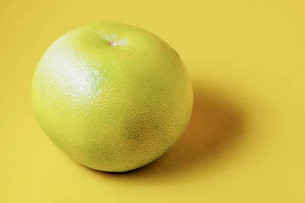 Grapefruit Žlutém Pozadí Odstínem Zblízka — Stock fotografie