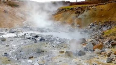 İzlanda 'nın Krafla kaldera bölgesindeki Fumarol Hveragerdi jeotermal alanı buhar açıkları, sülfür yatakları, kaynayan kaynaklar ve fümerollerle dolu.