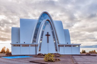 Ülkedeki Kopavogur Kilisesi İzlanda 'nın Borgarholt tepesinde bulunuyor. Borgarholt Tepesi 'nde yer alır ve Reykjavik ve çevresinin manzarası büyüktür..