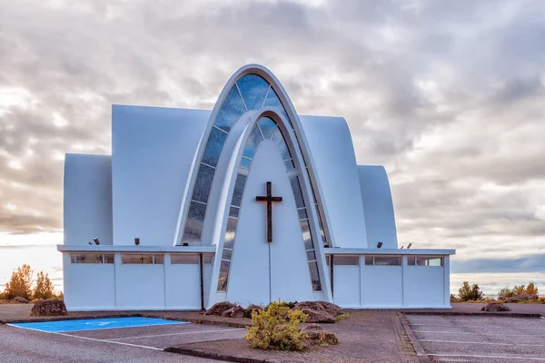 Ülkedeki Kopavogur Kilisesi İzlanda 'nın Borgarholt tepesinde bulunuyor. Borgarholt Tepesi 'nde yer alır ve Reykjavik ve çevresinin manzarası büyüktür..