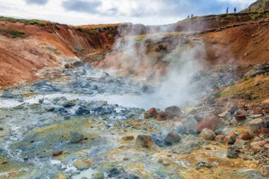 İzlanda 'nın Krafla kaldera bölgesindeki Fumarol Hveragerdi jeotermal alanı buhar açıkları, sülfür yatakları, kaynayan kaynaklar ve fümerollerle dolu.