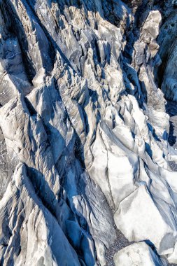 Reynisfjara 'nın güney İzlanda Vico yakınlarındaki siyah bir kumsaldaki kayalık görüntüsü ve dokusu.