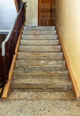 Bir apartmanda metal parmaklıklı Sovyet beton merdivenleri.