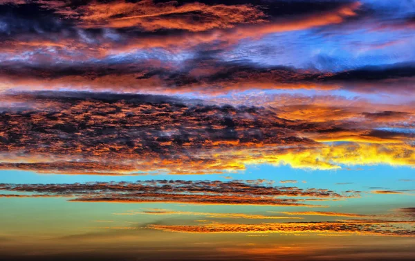 Ein Abstrakter Dunkelroter Hintergrund Eines Abendlichen Sonnenuntergangs Mit Blutfarbenen Wolken — Stockfoto