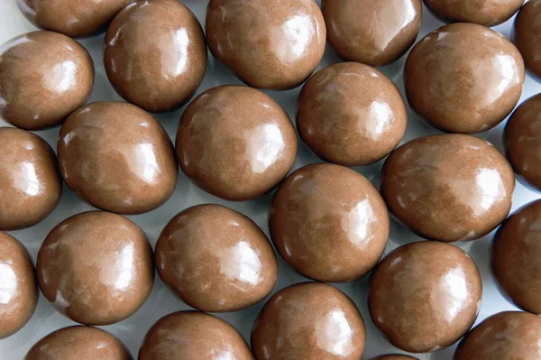 Les Noisettes Sont Saupoudrées Sur Une Surface Plaque Recouverte Chocolat — Photo