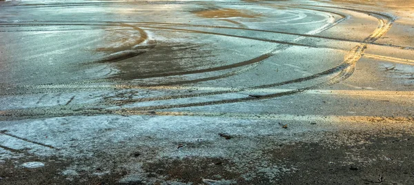 Фон Размытой Поверхности Льда Закате Асфальтированном Участке Зимой Автомобильными Дорожками — стоковое фото