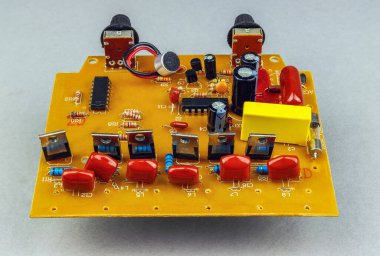 Yan taraftaki gri arkaplandaki elektronik tahta ekipmanının detayları.