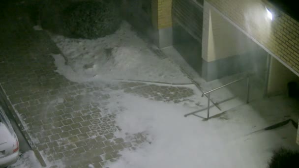 Vintern Snöstorm Gården Lägenhet Byggnad Natten Rampljuset Utsikt Genom Fönstret — Stockvideo