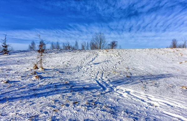Inverno Uma Colina Nevada Com Vestígios Neve Contra Pano Fundo — Fotografia de Stock