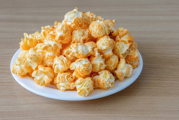 Popcorn Příchutí Sýra Čedar Talíři Stole — Stock fotografie