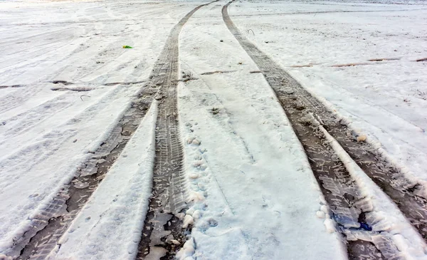 Ίχνη Ελαστικών Στο Χιόνι Που Οδηγούν Ένα Μακρινό Πάγωμα Ημέρας — Φωτογραφία Αρχείου