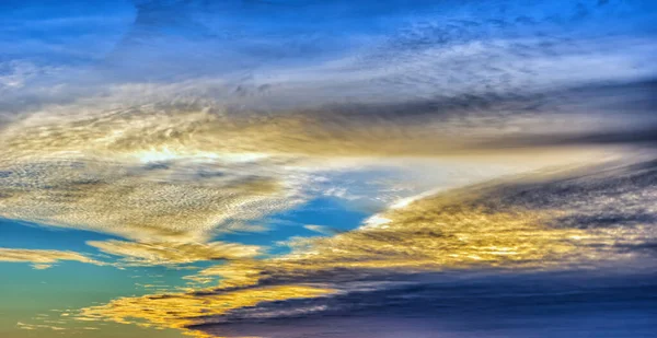 Achtergrond Van Avondzonsondergang Hemel Bewolking Aan Het Einde Van Herfstdag — Stockfoto