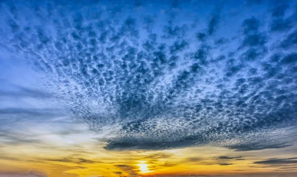 Abendsonnenuntergang Mit Winzigen Dunklen Wolken Blauen Himmel — Stockfoto