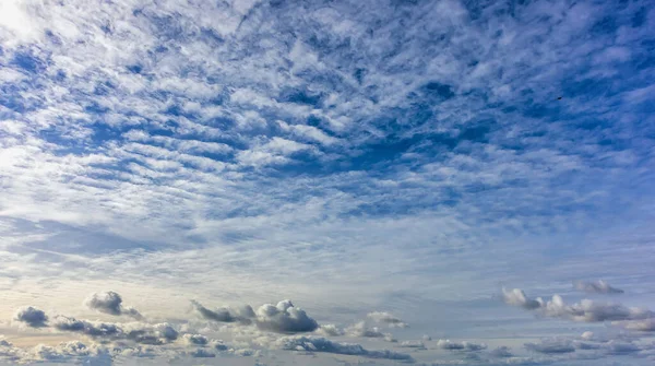 Blauwe Lucht Achtergrond Met Witte Wolken Herfst Tijdens Dag — Stockfoto