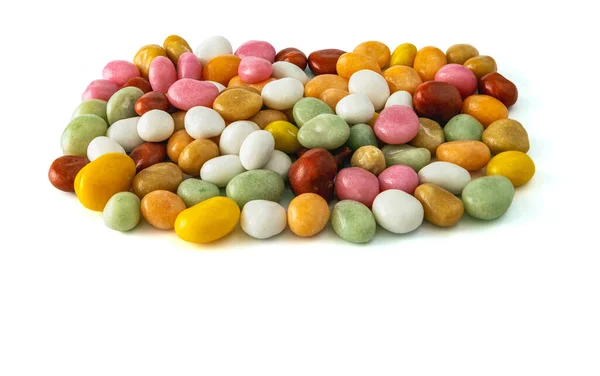 德拉吉糖果 五颜六色的海卵石葡萄干 上面覆盖着彩色焦糖 在白色背景上隔绝 — 图库照片