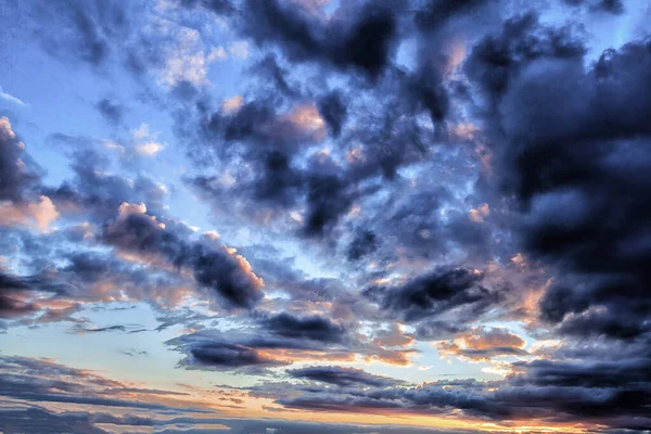 Dramatischer Abendhimmel Mit Bedrohlichen Wolken Bei Sonnenuntergang — Stockfoto