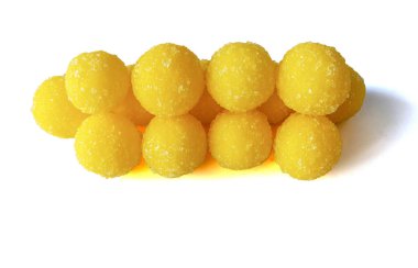 Yukarıdan izole edilmiş beyaz zemin üzerinde C vitamini olan bir avuç şeker.