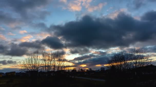 Zeitraffer Dramatischer Abendhimmel Mit Bedrohlichen Wolken Bei Sonnenuntergang — Stockvideo