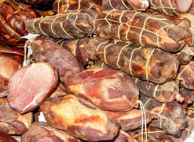 Soğuk tütsülenmiş domuz jambonu ve fileto yığını. Yaklaş, yan görüş.