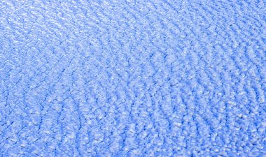 Kışın donmuş su dalgalarının bulanık mavi arkaplanı