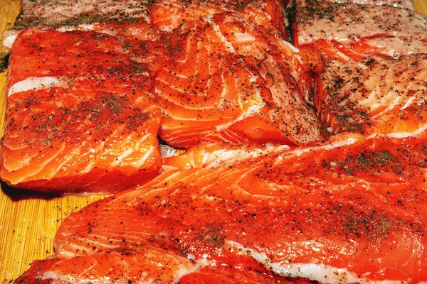 Świeże Duże Kawałki Łososia Przyprawami Pokładzie Widok Góry — Zdjęcie stockowe