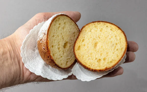 Corte Duas Partes Grande Donut Lituano Palma Uma Mão Guardanapo — Fotografia de Stock