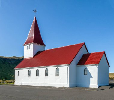 Vikurkirkja Luteryan Kilisesi, Vik I Myrdal, İzlanda kırmızı çatılı ve beyaz duvarlı