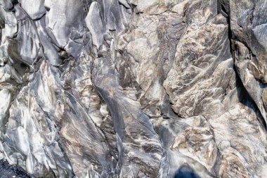 Güney İzlanda Vico yakınlarındaki siyah bir kumsalda kayalık Reynisfjara kaya dokusunun görüntüsü