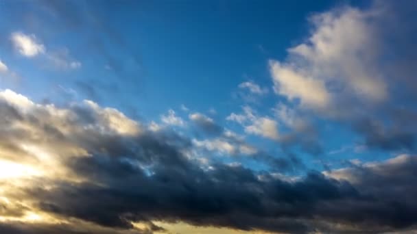 Zeitraffer Weiße Und Schwarze Wolken Ziehen Bei Sonnenuntergang Durch Den — Stockvideo