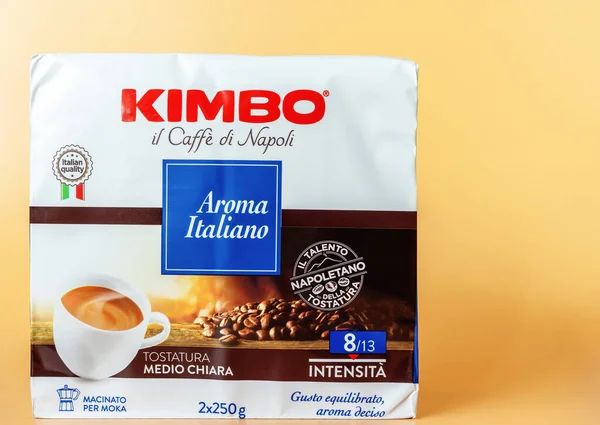 Упаковка Двух Пакетиков Итальянского Кофе Kimbo Светло Коричневом Фоне Паневежис — стоковое фото