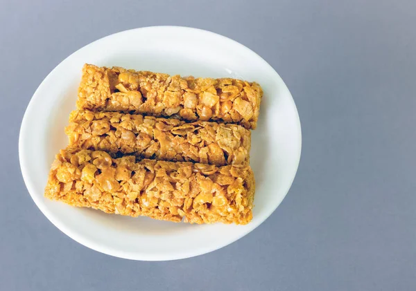 Barras Cereales Desayuno Con Vitaminas Plato Sobre Fondo Gris Vista — Foto de Stock