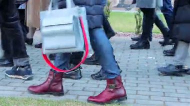 Zaman aşımı. Yayaların kaldırımlı patika boyunca hareketli hareketlerine yakın çekim