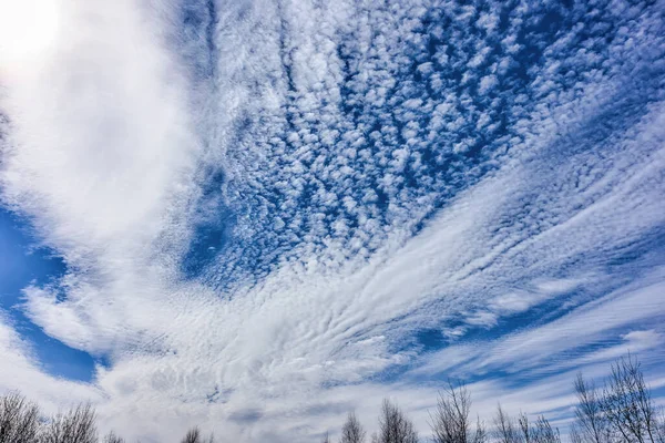 Blauwe Lucht Vormen Winden Witte Wolken Van Verschillende Vormen — Stockfoto