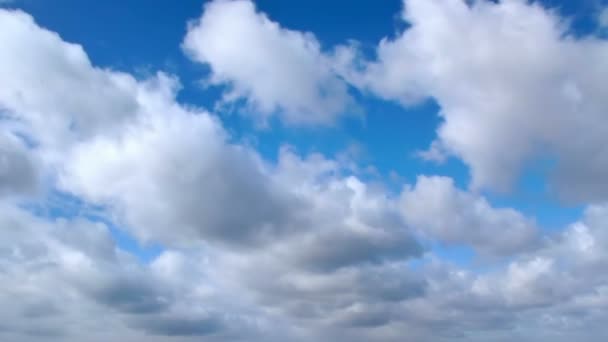 夏天过去了 白色蓬松的云朵轻轻滑过蓝天 — 图库视频影像