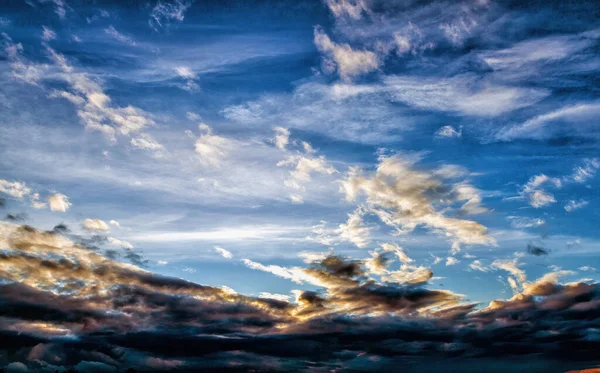 Frühlingsabend Sonnenuntergang Blauen Himmel Mit Verschiedenen Wolken — Stockfoto