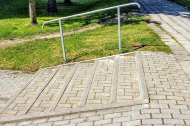 Asfalt merdivenler, şehrin kaldırımına tek bir metal tırabzan ile gün boyunca.