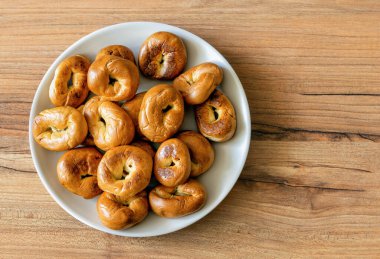 Çam ağacının yüzeyindeki bir tabakta yuvarlak kek yığını.