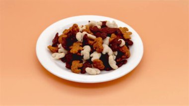 Fil heykelcikleri, kakao, karamel ve hindistan cevizi hareketli çocuklar için kuru kahvaltı.