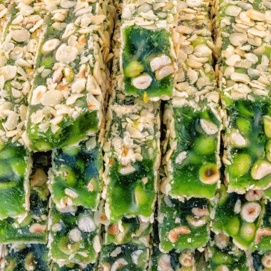 Bir demet tatlı meyve ve fındıklı tatlı. Yakın çekim, kare manzara.