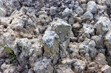 Gölet kireç desenli arka plandan gün ışığında çıkarıldı.