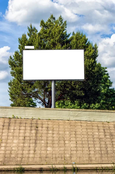 Billboard Mieście Brzegu Rzeki Niebem Chmury Tle — Zdjęcie stockowe