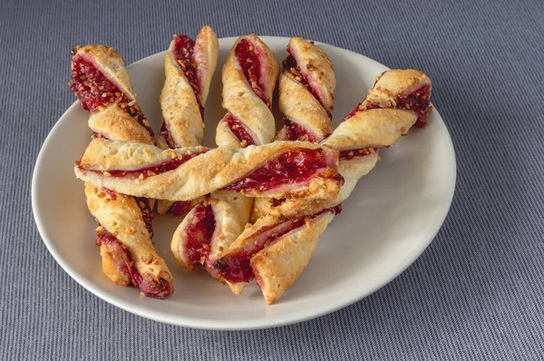 Een Bord Zonder Suikerbroodjes Met Frambozenjam Een Grijs Tafelkleed — Stockfoto
