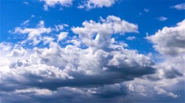 Gün boyunca kabarık bir kümülüs bulutu içinde sağdan sola hareket eden hızlandırılmış bulutlar