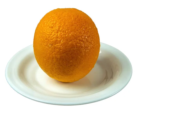 大的未剥皮橙色在一个白色背景的盘子上 孤立的 — 图库照片