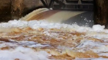 Barajdan taşan sel sırasında nehirde sorunlu su