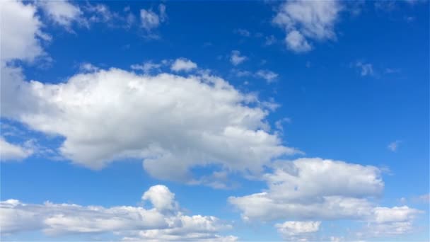 Zomer Blauwe Hemel Met Witte Wolken Beweegt Van Rechts Naar — Stockvideo